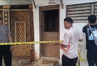 Polis memasang garis kuning usai kejadian penusukan di rumah warga Kelurahan Kuripan Kertoharjo, Kamis (16/7/269.