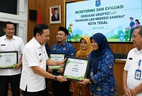 Penyerahan apresiasi kepada sekolah dan kantor yang menerapkan pengelolaan sampah dan lingkungan terbaik di Kota Tegal, Kamis (16/7/26). Foto ; Ilustrasi AI