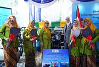 Kementerian LH menyerahkan bantuan empat kendaraan roda tiga pengangkut sampah, lima unit komposter, serta lima set tempat sampah terpilah kepada PP 'Aisyiyah, Kamis (16/7/26). Foto : Istimewa