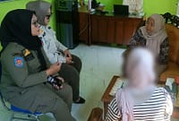Petugas Satpol PP dan Damkar Pemalang mendampingi S (25) ke UPTD PPA Dinas Sosial, KBPP Kabupaten Pemalang, Kamis (16/7/26). Foto : Istimewa