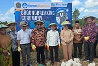 Wamendikdasmen Fajar Riza Ul Haq saat menghadiri peletakan batu pertama pembangunan kampus ITBM Wakatobi, Jumat (17/7/26). Foto : Istimewa
