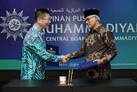 Usai menandatangani MoU, Ketua Umum PP Muhammadiyah Haedar Nashir berjabat tangan dengan President of Kaikoukai Healthcare Corporation, Tetsuya Yamada di Kantor PP Muhammadiyah, Yogyakarta, Sabtu (17/7/26). Foto : Istimewa