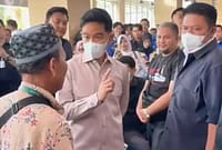 Wapres Gibran bertanya kepada salah satu pasien BPJS di RSUD Fatimah Az Zahra saat berkunjung ke Kota Palembang tentang pengalaman mereka mendapatkan pelayanan medis, Jumat (17/7/26). Foto. : Istimewa