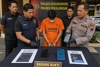 Polsek Kedungwuni bersama URC Polres Pekalongan berhasil mengungkap tindak pidana penipuan modus pembajakan telpon genggam, Sabtu (18/7/26). Foto : ilustrasi AI