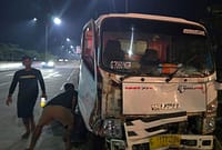 Evakuasi bangkai truk Izusu yang bagian depan usai terlibat kecelakaan beruntun, Minggu (19/7/26). Foto : Istimewa