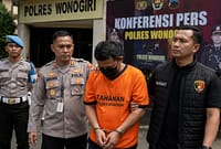 Oknum anggota Polres Wonogiri berinisial Bripka E (37) ditetapkan sebagai tersangka dugaan kasus pelecehan seksual dengan modus mengirimkan foto alat kelaminnya kepada korbannya yang disertai ajakan video call bermuatan pornografi, Senin (20/7/26). Foto : Ilustrasi AI