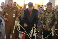 Gubernur Jawa Tengah Ahmad Luthfi menggunting pita dalam peresmian RS Harapan Sehat Tegal, Senin (21/7/26) sore. Foto : Istimewa