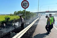 Api yang membakar lahan di dekat Tol Pejagan dan sempat mengganggu pandangan pengendara berhasil dipadamkan setelah polisi mengerahkan mobil Water Canon ke lokasi, Kamis (23/7/26). Foto : Istimewa