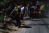 Polisi menunjukkan posisi TKP kecelakaan tunggal Minibus Nissan yang terguling di Jalan Sultan Agung Batang, Kamis (23/7/26) malam. Foto : Istimewa