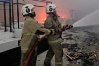 Petugas pemadam kebakaran berjibaku memadamkan api yang menghanguskan 50 kios di Pasar Moderen BSB Semarang, Minggu (26/7/26). Foto : Istimewa