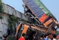 Pemandangan mengerikan terjadi di Flyover Kretek yang menyebabkan dua truk besar nyangkut nyaris terjun ke bawah dan satu di antaranya terguling, Minggu (26/7/26). Foto : Istimewa
