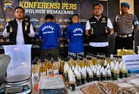 Polisi mengamankan satu liter lebih cairan ganja sintetis yang diproduksi di sebuah rumah kosong di Pemalang yang siap diedarkan oleh dua orang yang diduga sebagai produsen sekaligus pengedar barang sitaan tersebut, Selasa (28/7/26). Foto : Ilustrasi AI
